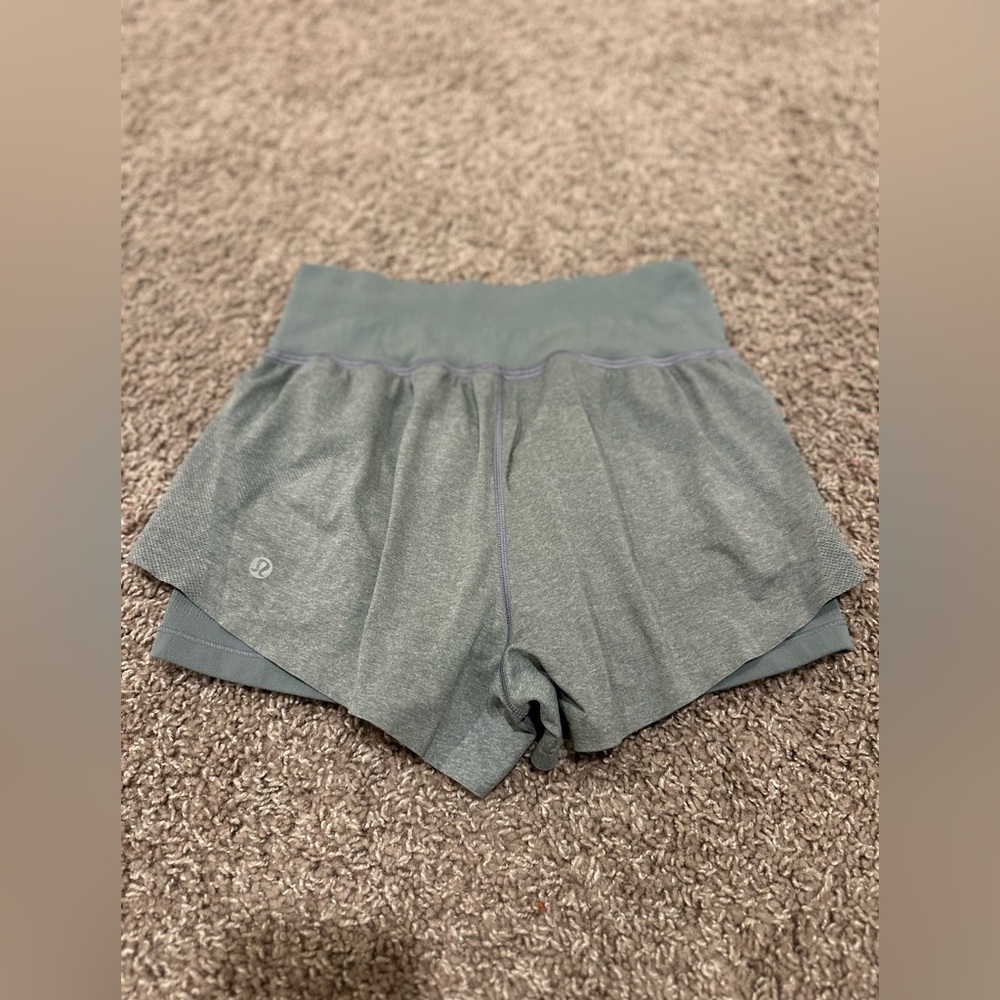 Lululemon Seamless Moves Short 2.5” Magnet Grey , size 4 - Picture 6 of 9